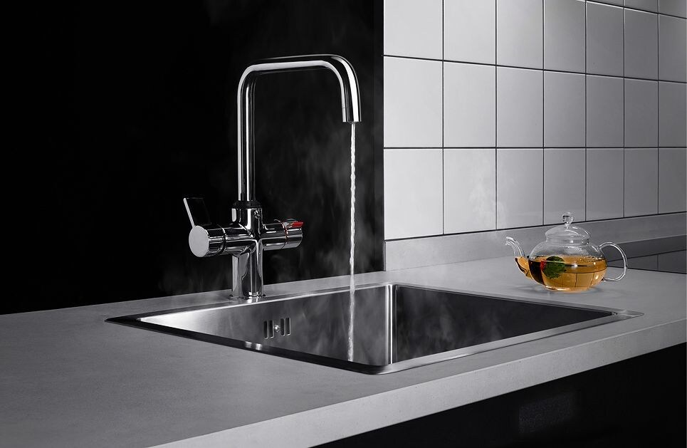 Tap rindende, kogende vand med AEG ProSource vandhane Tap rindende, kogende vand med AEG ProSource vandhane