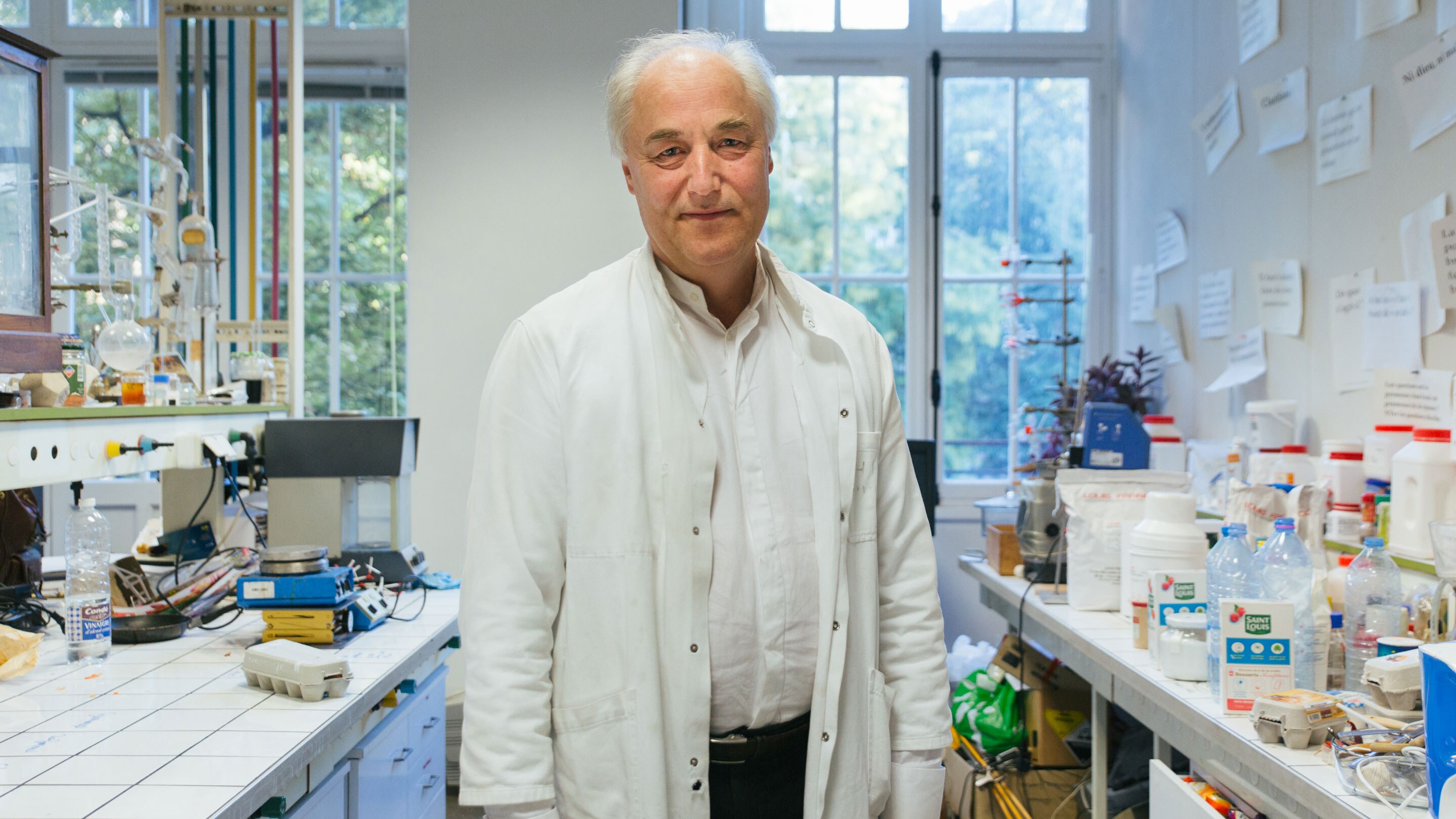 Hervé This, der står stolt i sit laboratorium