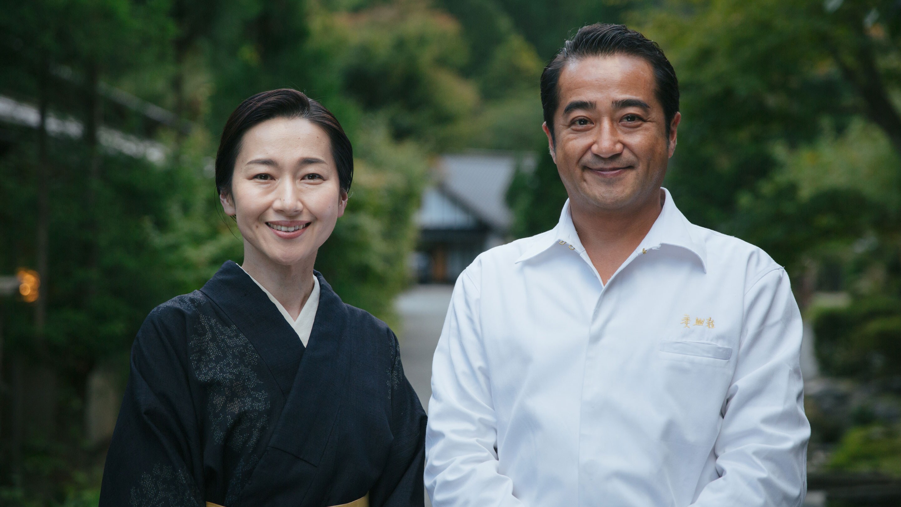 En lykkelig Hisato og Satchiko står ved siden af hinanden