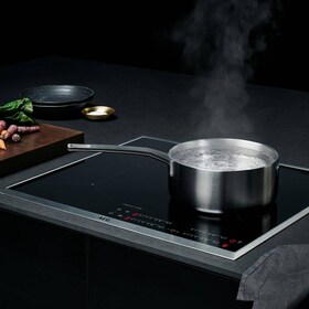 Pander på en AEG induktionskogeplade