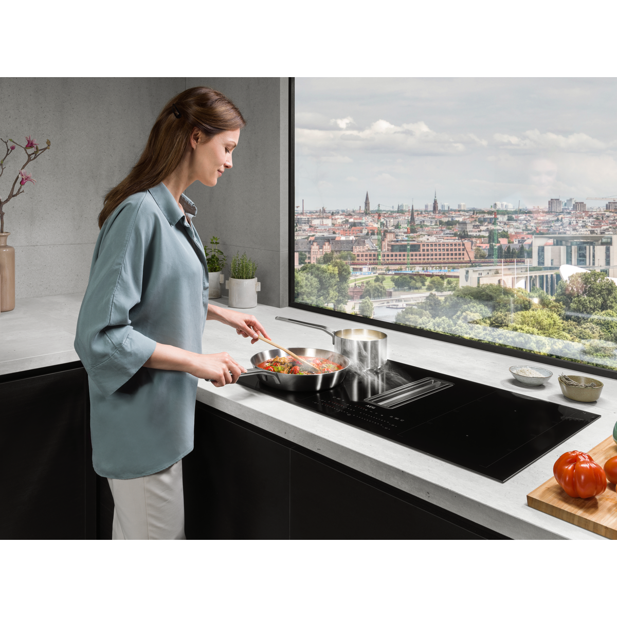 AEG - Induktionskogeplade m/integreret emhætte - NCQ84K01AB