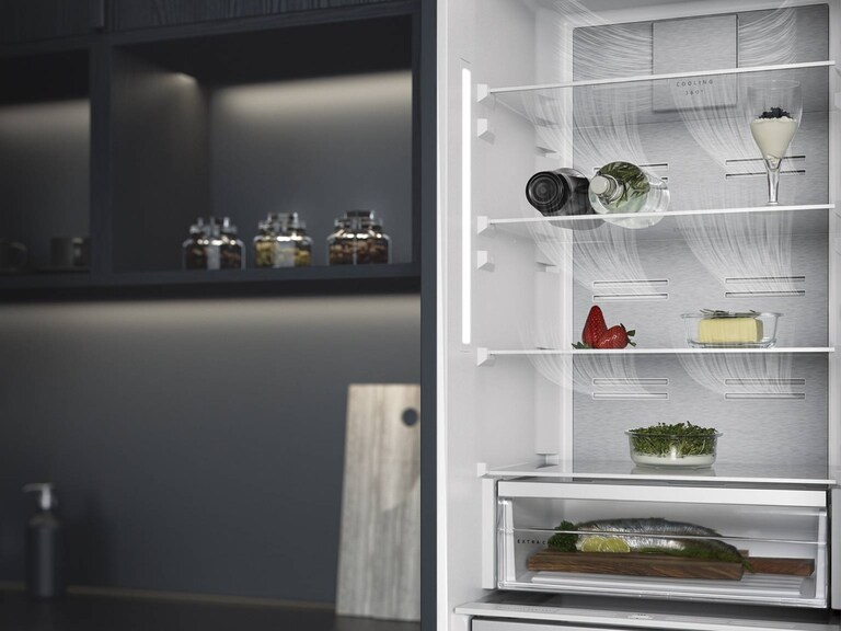 Åbent køleskab fra AEG.