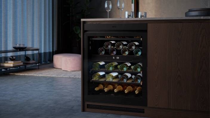 Vinkøleskab installeret under køkkenbordet