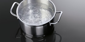En gryde med kogende vand på en AEG induktionskogeplade