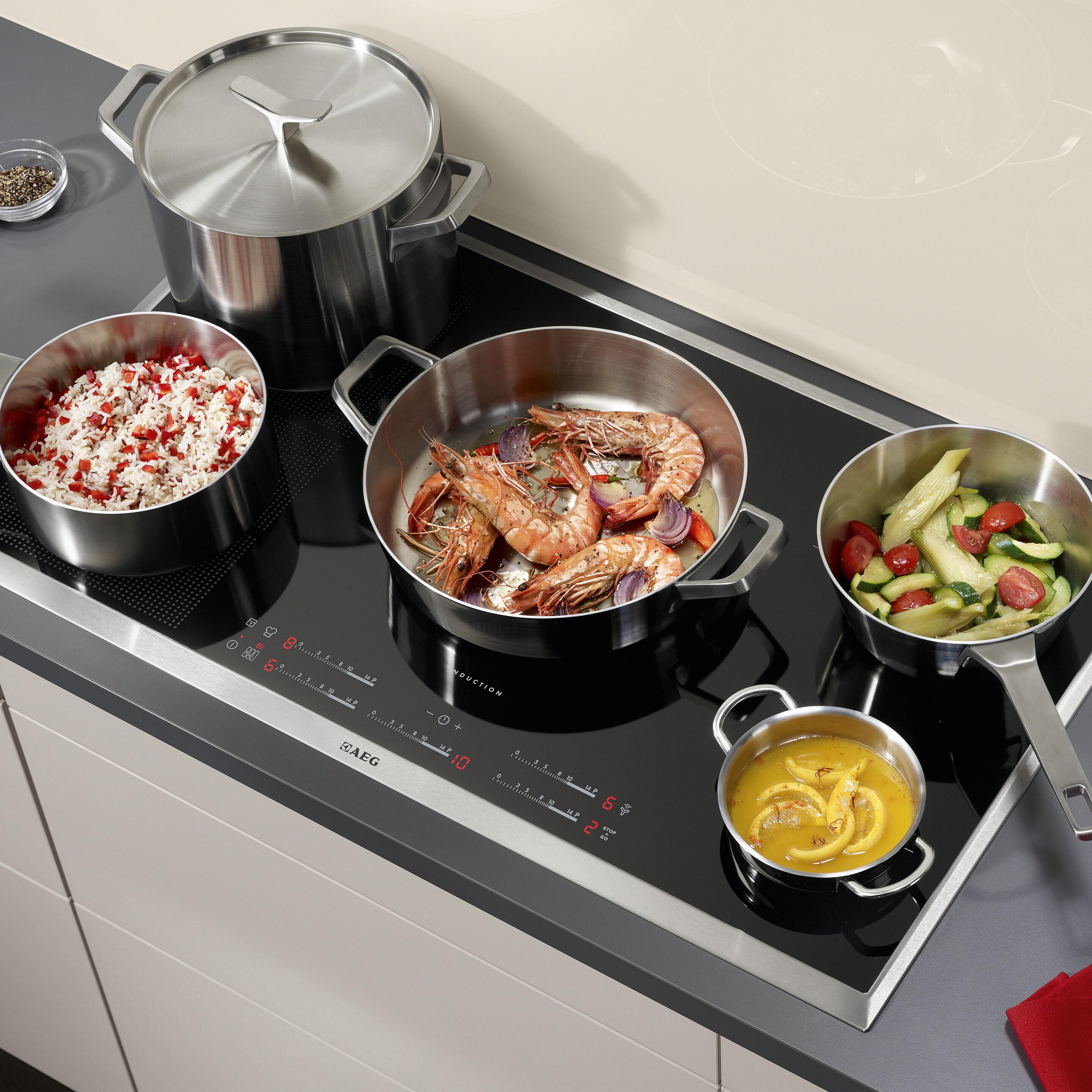 En Electrolux induktionskogeplade, der anvendes til tilberedning af forskellige retter i gryder/pander