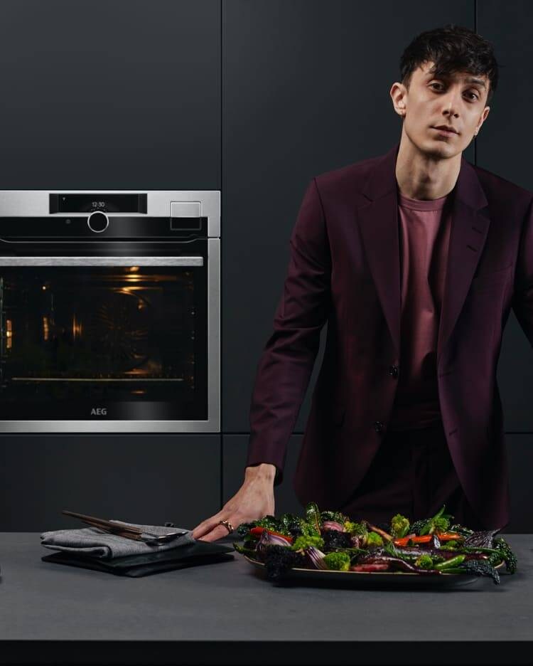 Mand står foran ovnen 9000 SteamPo
