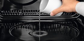 Der hældes vand i SteamBake dampovn