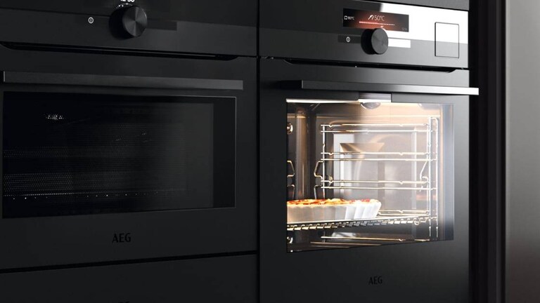 Sort ovn i Matt Black-design