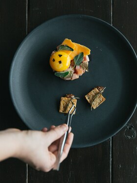 Et fad med perfekt serveret gourmet-mad