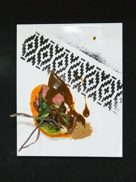 Et fad med perfekt serveret gourmet-mad