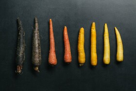 Et sortiment af forskelligt farvede gulerødder