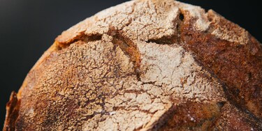 Den gyldne skorpe på et brød bagt med damp