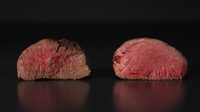 Sammenlignende billede af to oksestege. Den dampristede steg er større og saftigere.