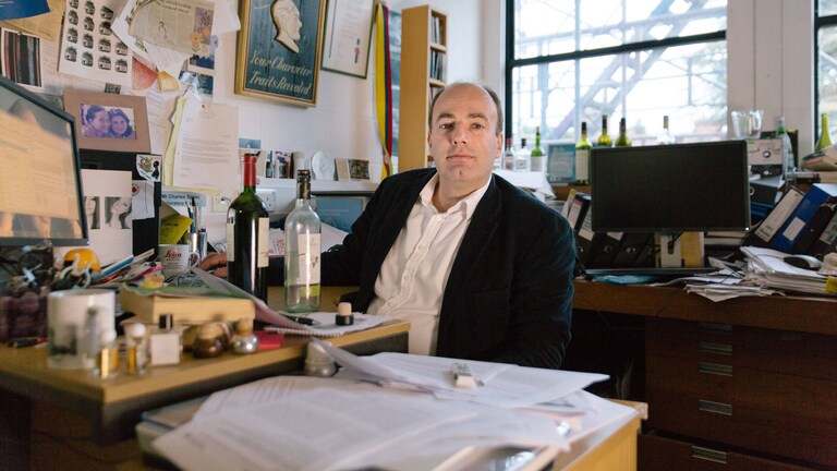 Charles Spence i sit arbejdsværelse på universitetet