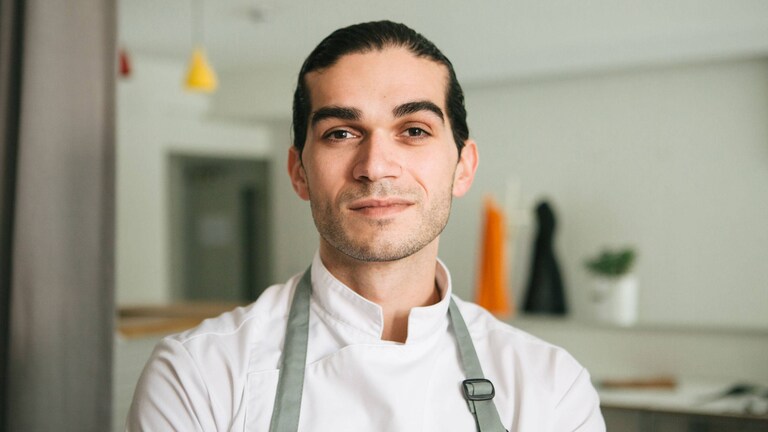 Jozef Youssef står i sit restaurantkøkken