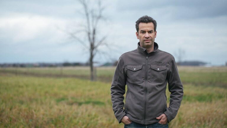 Mark Schatzker på en græsmark