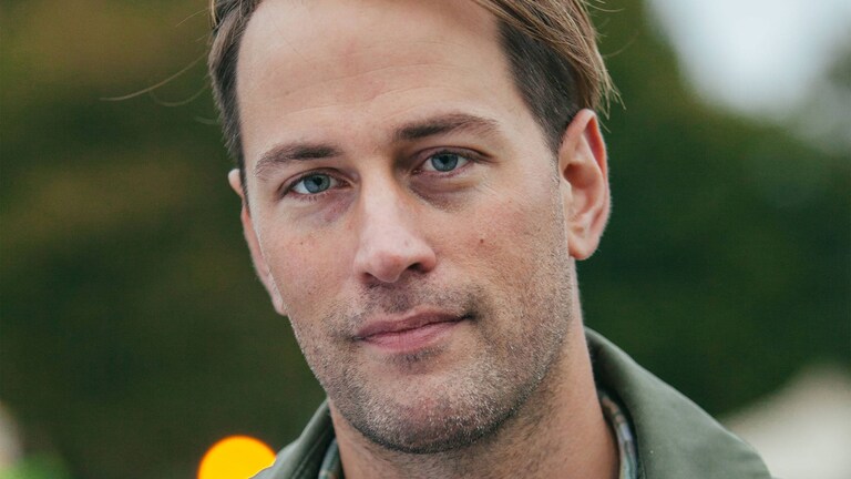 Tristram Stuart smiler til kameraet