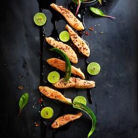 Dampede laksefileter med chilipeber og lime
