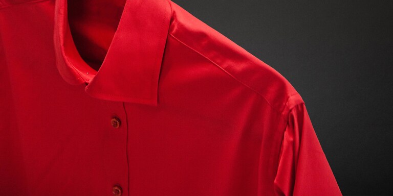 En glat, rød skjorte