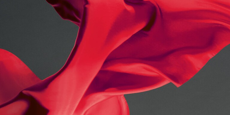 Rød silke på en trækulsbaggrund