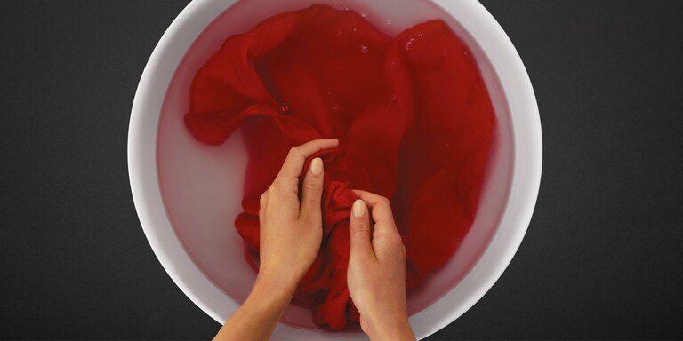 Håndvask af en rød beklædningsgenstand