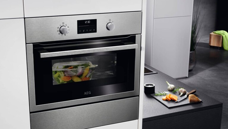Ovn fra AEG i et køkken.