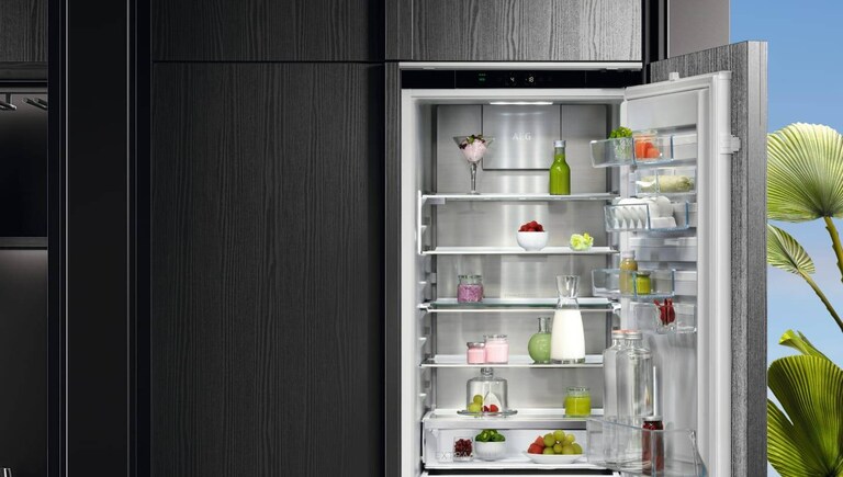 Et AEG-køleskab fuld af mad