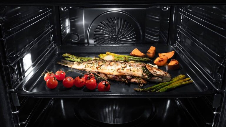 Nærbillede af damptilberedning og ovnplade.