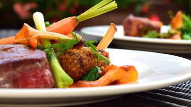 En rett tilberedt med damp, hvor gulrøtter, salatløk og kjøtt bevarer farge og smak