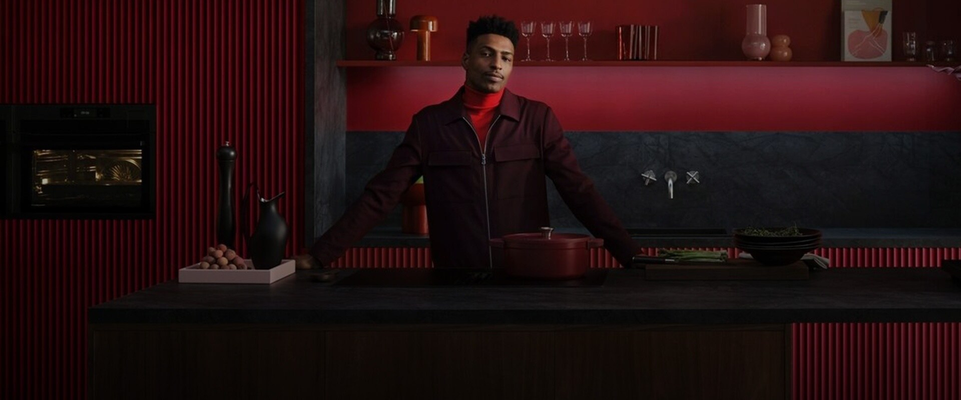 En kombiovn der passer flot ind i køkkenindretningen.