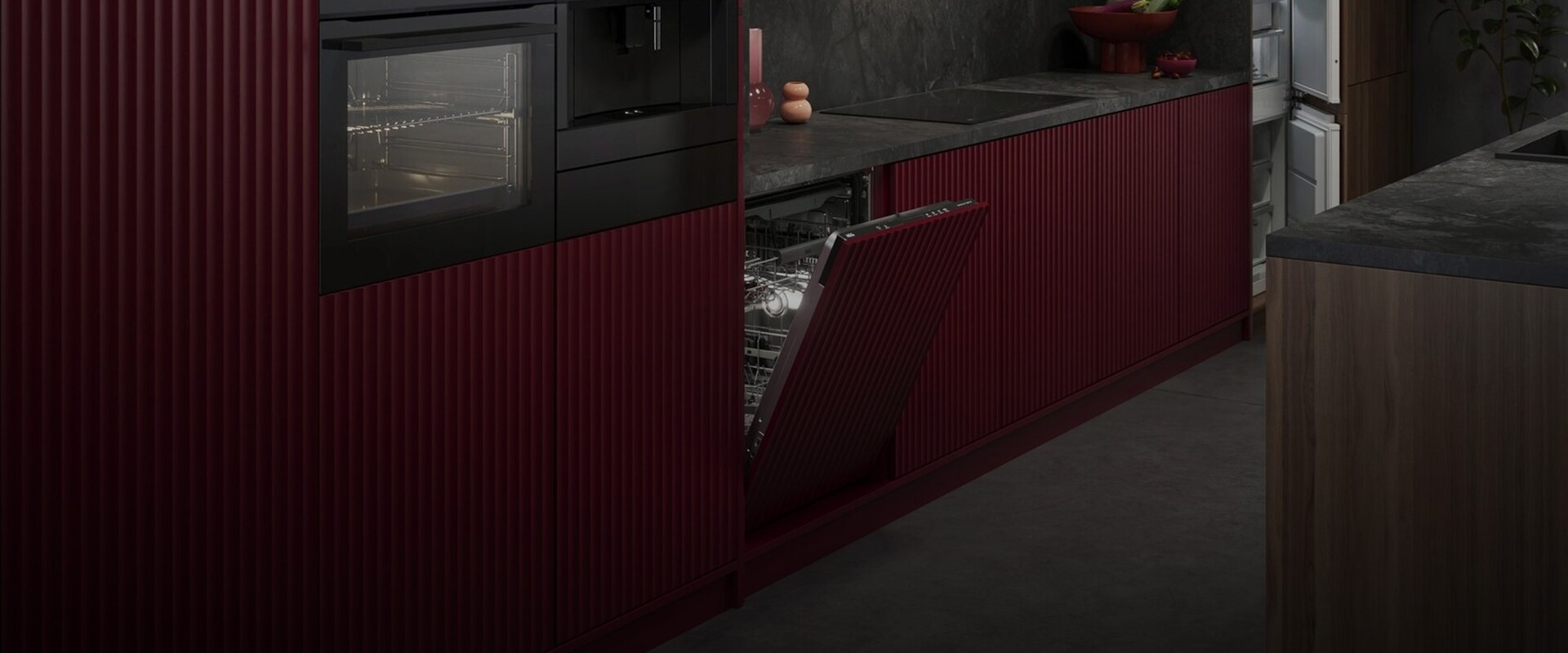 Stiren køkkenvæg med integrerede AEG-hvidevarer inklusive ovn, kaffemaskine og en halvåben opvaskemaskine.