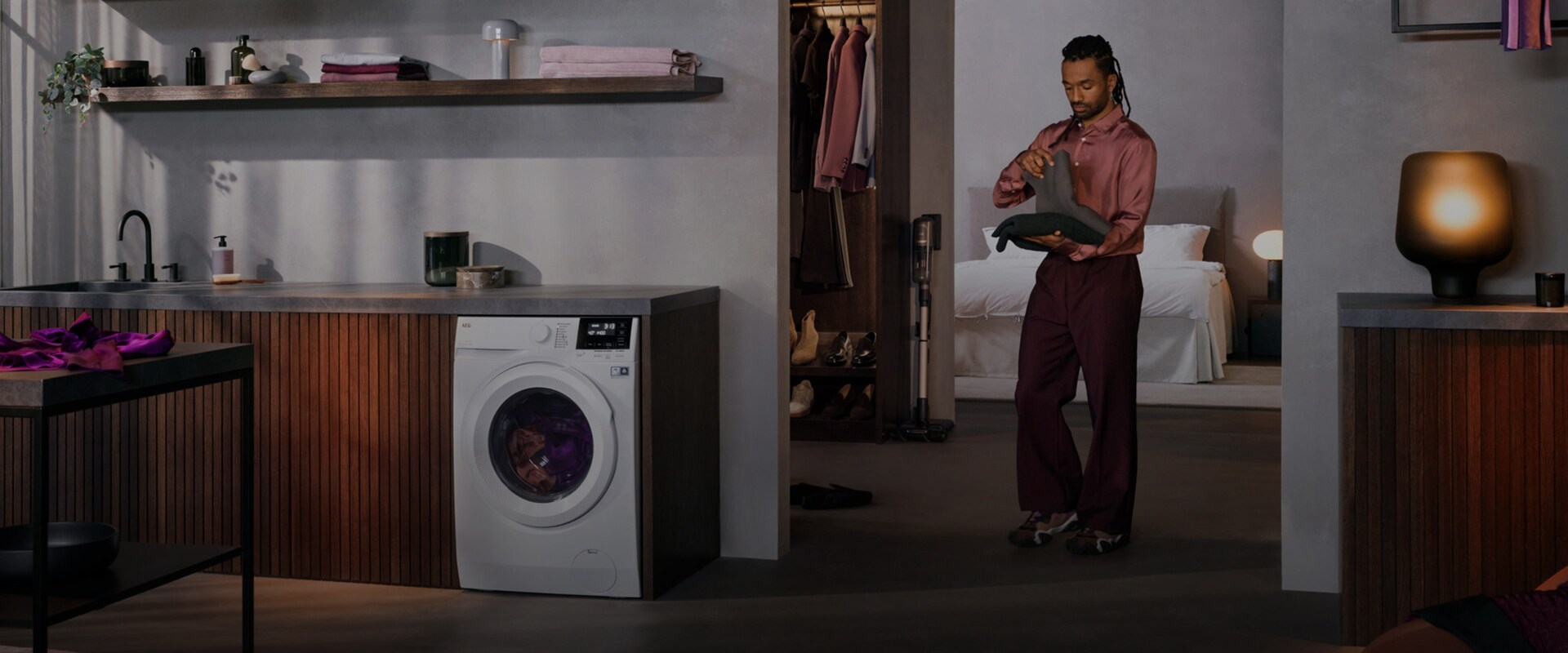 En person står ved siden af en vaskemaskine.