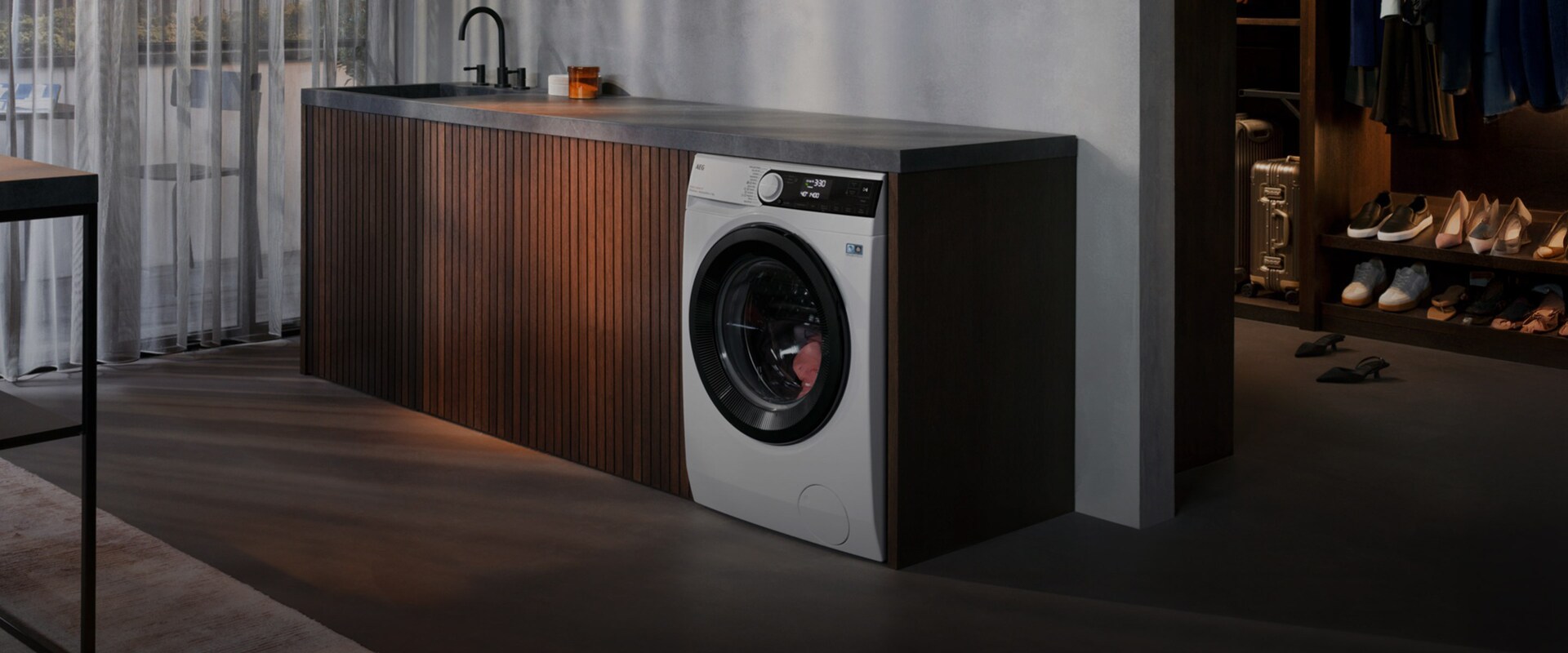 En vaskemaskine i et bryggers.