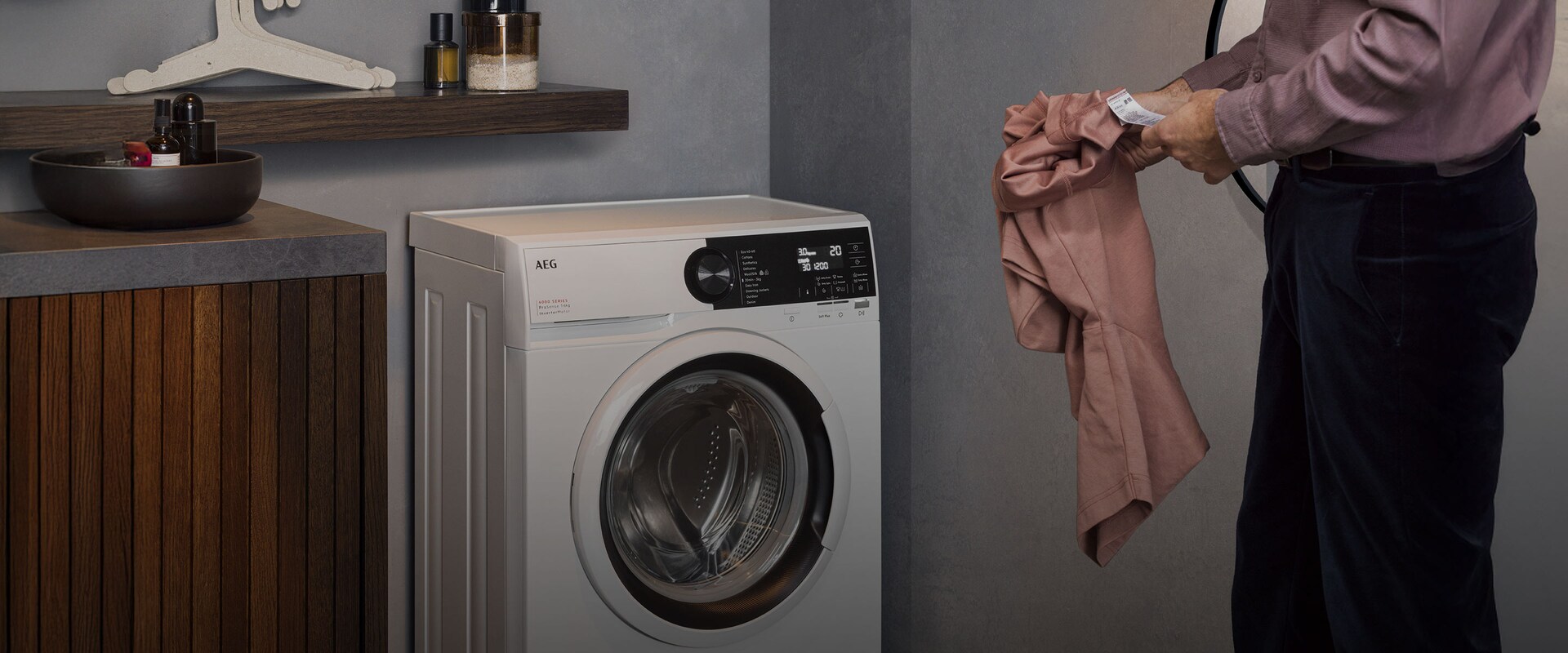 En kompakt vaskemaskine der står i et bryggers.