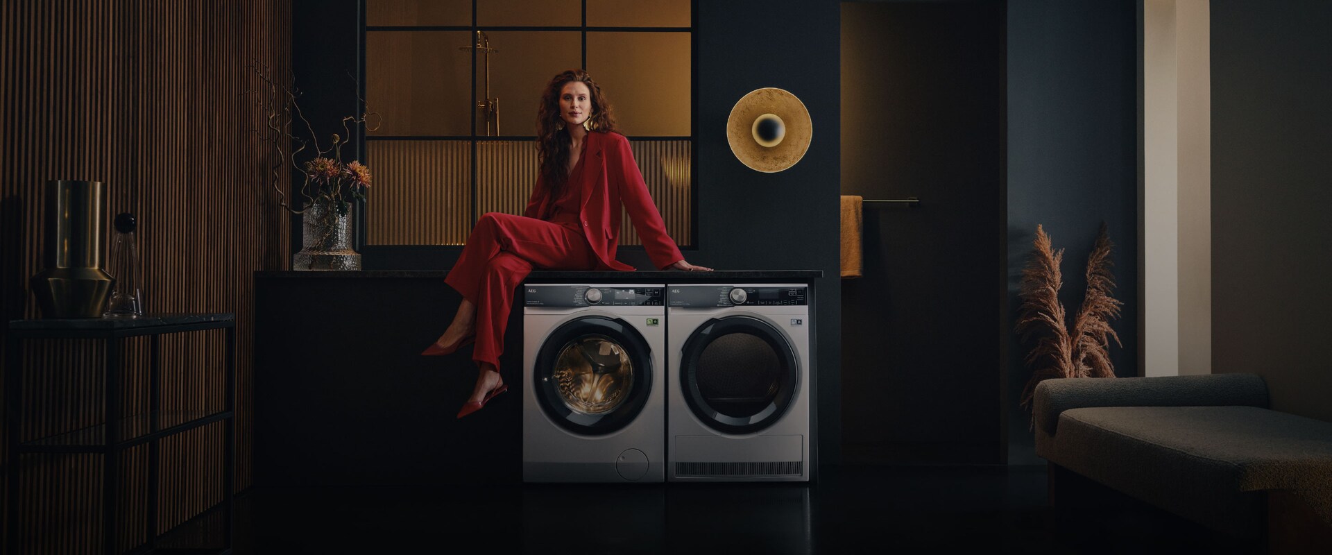 En kvinde sidder på en vaskemaskine.