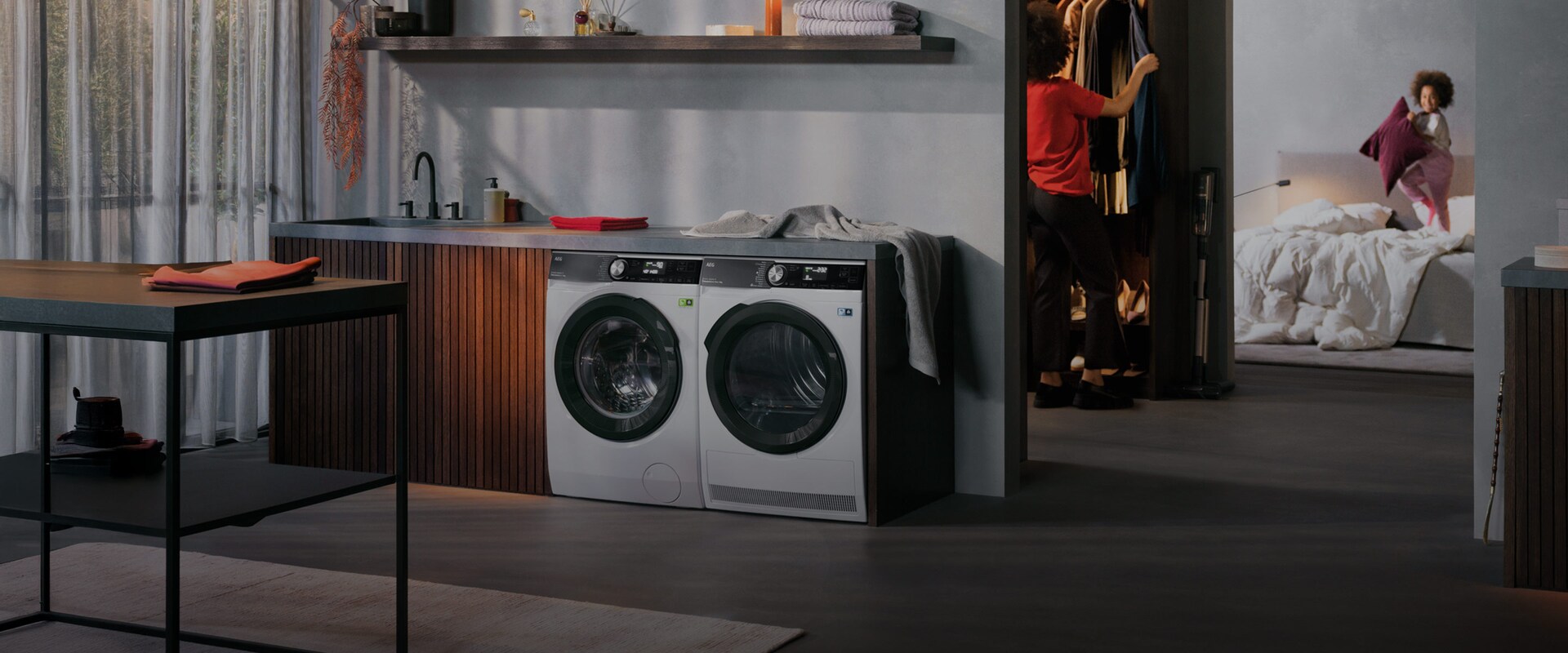 Tørretumbler der står ved siden af en vaskemaskine i et bryggers.