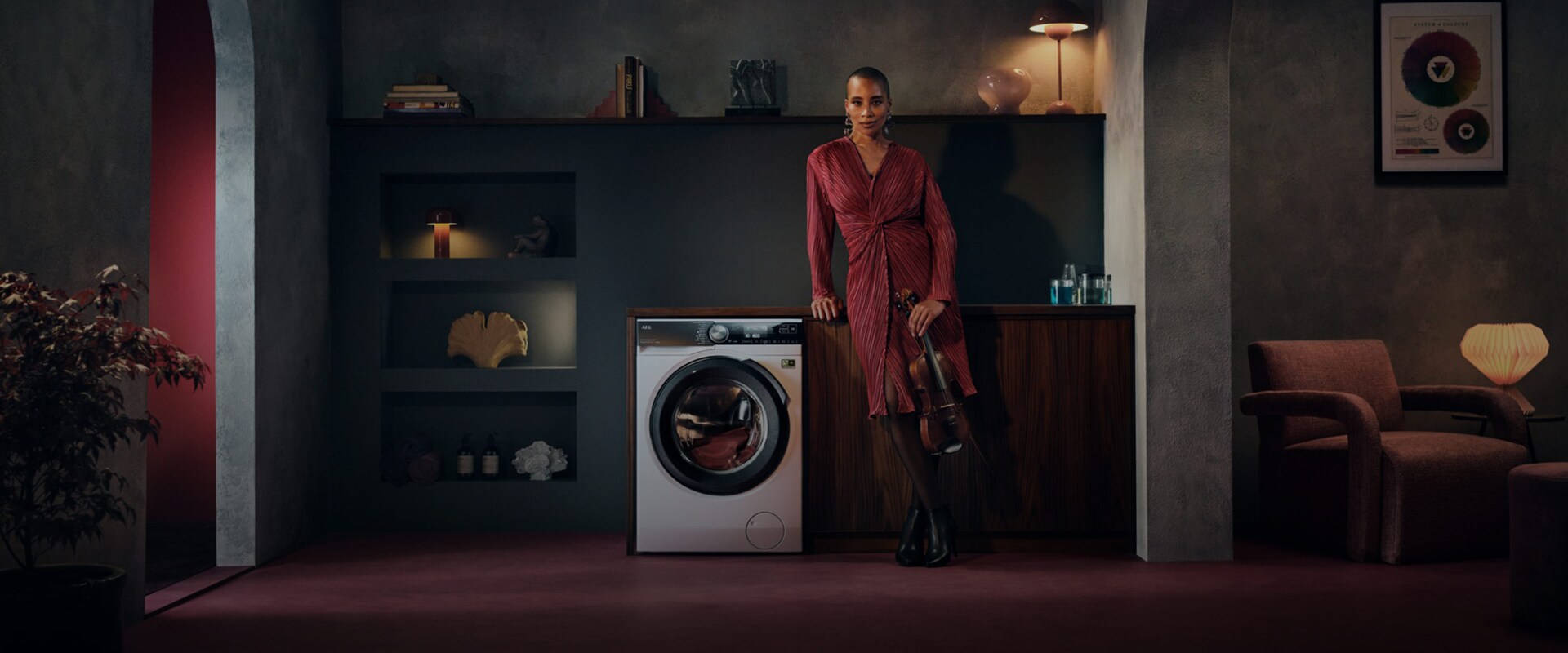 Kvinde stående foran en vaskemaskine